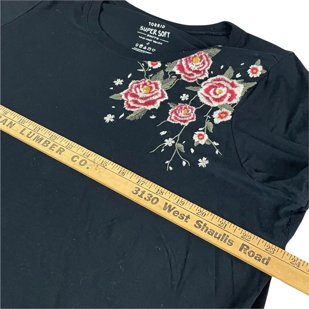 Torrid Super Soft Black Floral Embroidered Tee Shirt Size 2 E277 - Picture 8 of 11
